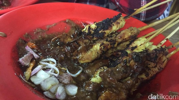 Sesuai namanya, sate klopo dilumuri kelapa parut yang menghasilkan rasa gurih saat dibakar. Ditambah lontong dan acar pedas rasanya semakin mantap. (detikcom) Sesuai namanya, sate klopo dilumuri kelapa parut yang menghasilkan rasa gurih saat dibakar. Ditambah lontong dan acar pedas rasanya semakin mantap. (detikcom)