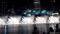 Dari informasi yang tertera pada situs resmi Visit Dubai, Dubai Fountain merupakan pertunjukan air mancur dengan sistem koreografi terbesar sedunia. Wow! (Afif/detikTravel)