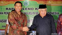 Menteri Koordinator bidang Politik Hukum dan Ham (Menko Polhukam) Wiranto saat berfoto bersama Ketua Dewan Pertimbangan Majelis Ulama Indonesia (MUI) Pusat, Din Syamsuddin di gedung MUI, Jl Proklamasi, Jakarta Pusat, Rabu (18/1/2017).