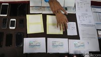 Beberapa barang bukti diantaranya seperti cap imigrasi negara lain, stiker visa New Zealand palsu serta beberapa dokumen perusahaan yang juga palsu.