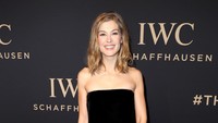 Selain Adriana Lima, Rosamund Pike juga turut hadir di acara tersebut. Chris Jackson/Getty Images for IWC