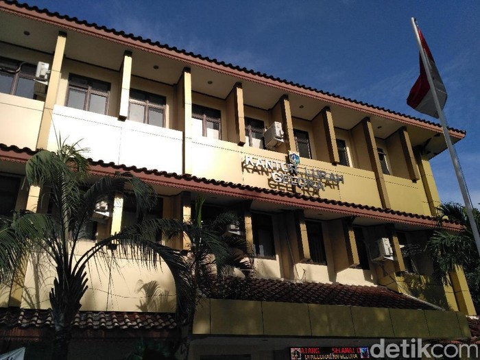 Suami Nenek Tinah Tetap Jadi Pasukan Oranye