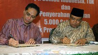 Dirut PT Semen Indonesia (Persero) Tbk Rizkan Chandra (kiri) dan Ketua Umum PB Nadhlatul Ulama KH. Said Agil Siroj menandatangani naskah kerjasama, di Jakarta, Rabu (18/1/2017).