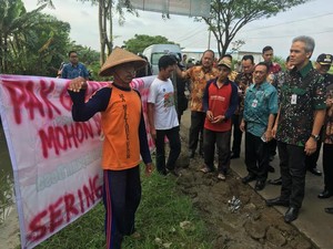 Gubernur Ganjar Dihadang Petani Demak yang Sawahnya Kebanjiran