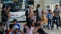 Para pemudik terlihat menunggu bus.