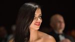 Dua Busana Adriana Lima, Lebih Suka Mana?