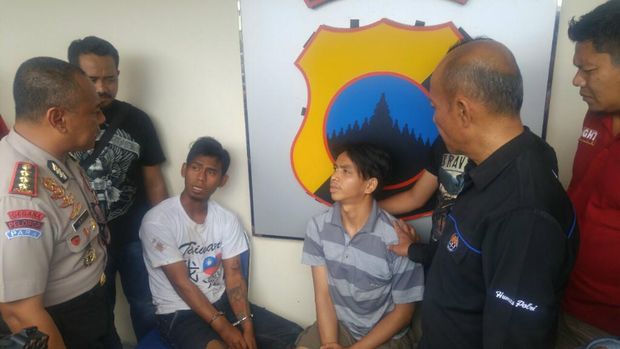 Mereka kabur dari tahanan setelah mecongkel gembok yang telah rusak dengan kayu.