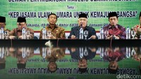 Wiranto yang hadir untuk mewakili presiden RI Jokowi terlihat mendengarkan apa saja yang disampaikan Din di awal rapat. Wakil ketua Wantim MUI Nasaruddi Umar dan beberapa orang undangan pun terlihat memenuhi ruangan sidang.