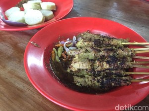 Sate Klopo Bu Asih: Empuk Gurih Sate Sapi Klopo yang Legendaris