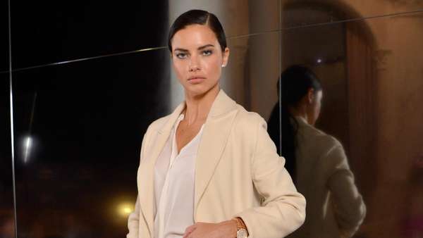 Dua Busana Adriana Lima, Lebih Suka Mana? Dua Busana Adriana Lima, Lebih Suka Mana?