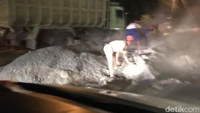 Lalin Tol JORR Arah Pondok Pinang Macet 25 Km Imbas Truk Terguling