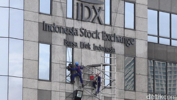 Pekerja melakukan perawatan Gedung Bursa Efek Indonesia (BEI), Jakarta, Rabu (18/1/2017). BEI menjadi salah satu indikator pertumbuhan ekonomi nasional.(Ari Saputra/detikcom)