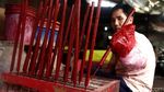 Jelang Imlek, Perajin Dupa Tingkatkan Produksi
