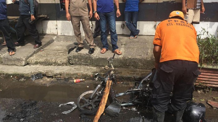 Motor Penjambret di Tambora Jakbar Dibakar Massa