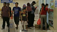 Suasana loket penjualan tiket nampak ramai oleh calon penumpang.
