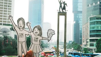 Berawal dari sana, si Abang dan Neng go internasional dan diulas di sejumlah media asing. Follower-nya jangan ditanya, tentu saja meningkat pesat.  Foto: Instagram @doodledeux/Teks: Rachmatunnisa