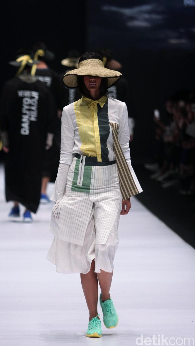 Koleksi Danjyo Hiyoji mengangkat tema The Urbanist di jakarta Fashion Week 2017. Senayan City. Jakarta. [Foto: Mohammad Abduh/Wolipop]