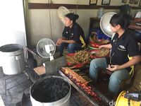 Sate Klopo Bu Asih: Empuk Gurih Sate Sapi Klopo yang Legendaris