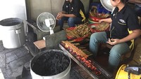 Sebelum dipanggang, sate-sate ini sudah didiamkan selama 1-2 jam agar bumbunya meresap. Agar proses marinasinya lebih meresap, daging sate ini dimasukan ke dalam lemari pendingin. Kemudian baru dikeluarkan ketika stok sate di baskom mulai habis. Foto: detikFood