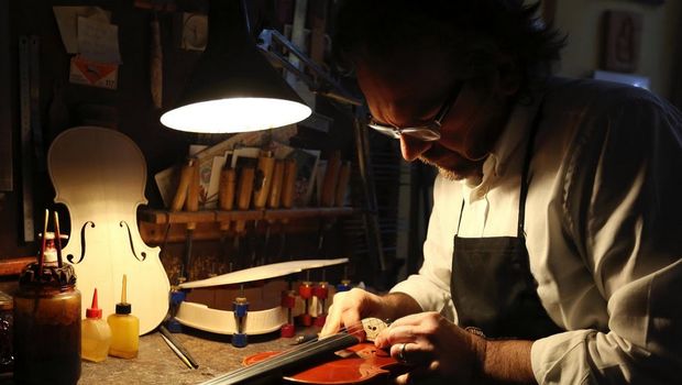 Stefano Trabucchi, pembuat biola master di Cremona sedang bekerja (Stefano Rellandini/Reuters)