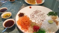 Restoran Tian Chao di hotel Gran Melia Jakarta menyiapkan santapan Imlek untuk tanggal 27 Januari 2017. Salah satunya Salmon Fish Yu Shang yang menjadi lambang kemakmuran di tahun baru Ayam.