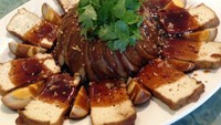 Teochew Bittern Duck with Duck Egg & Bean Curd, daging bebek empuk dipadukan dengan tahu dan telur bebek rebus. Kemudian diberi guyuran saus soya gurih.  