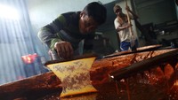 Pekerja mengecek kekentalan kue dodol.
