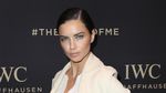 Dua Busana Adriana Lima, Lebih Suka Mana?