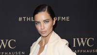 Di acara selanjutnya ia tampil elegan dengan busana berwarna putih. Harold Cunningham/Getty Images for IWC/detikFoto.