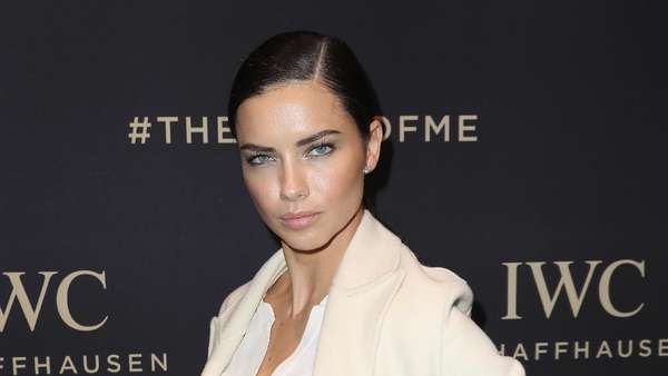 Dua Busana Adriana Lima, Lebih Suka Mana? Dua Busana Adriana Lima, Lebih Suka Mana?