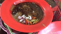 Sate yang manis renyah dipadu saus kacang yang kental, ditambah dengan irisan bawang merah segar dan serundeng kelapa membuat rasanya semakin gurih. Rasa inilah yang bikin ketagihan. Foto: detikFood