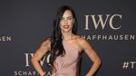 Dua Busana Adriana Lima, Lebih Suka Mana?