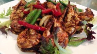 Udang disajikan dalam menu Wok Fried Prawn with Honey Pepper Sauce. Udang gurih renyah dilengkapi kapri, paprika merah dan bawang bombay.