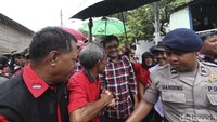 Meski diguyur hujan, warga tetap menunggu untuk bertemu langsung dan meminta berfoto bersama.