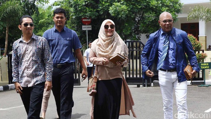 Penyanyi Sulis saat menjalani sidang kasus penipuan.