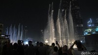 Dubai Fountain merupakan pertunjukan setiap hari di Dubai Mall. Turis akan dihibur dengan air mancur yang bermandikan cahaya dan seolah menari-nari mengikuti irama musik (Afif/detikTravel)