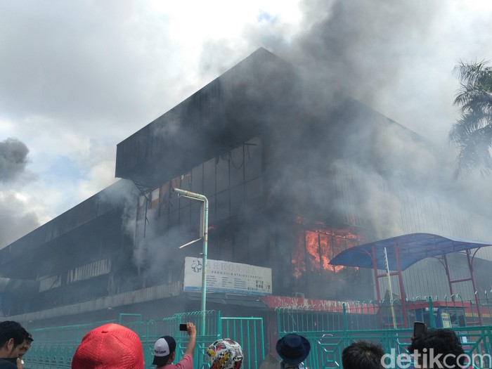 Api Masih Membara di Pasar Senen, Terdengar Suara Kaca-kaca Pecah