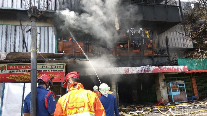 9 Jam Berlalu, Kebakaran Pasar Senen Belum Padam