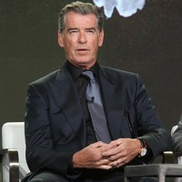 Pierce Brosnan mengaku bisa memakan api. Dalam wawancara bersama The Guardian, pemeran James Bond ini mengatakan pernah berlatih secara profesional untuk jadi pemakan api pada 1969. Dia pun pernah memamerkan kemampuannya di acara TV. Foto: Jesse Grant/Getty Images for AMC Networks