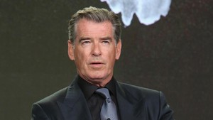 Pierce Brosnan (1995–2002) dipuji elegan, charming, dan modern untuk era 90-an. Bond yang sangat pop-culture friendly. Film debut: GoldenEye. (Foto: Jesse Grant/Getty Images for AMC Networks)