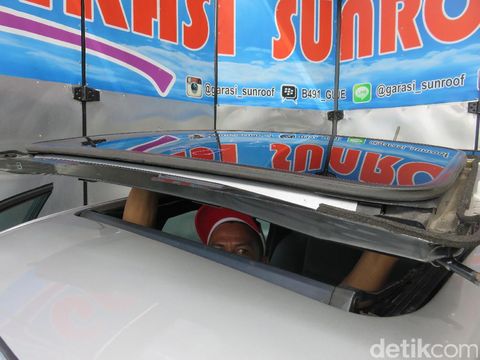  Modifikasi  Total Bolongi Atap  Mobil  Jadi Sunroof