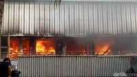 Api mengamuk di Pasar Senen.
