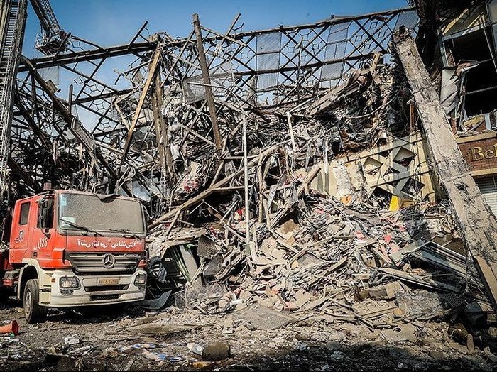 Gedung 17 Lantai di Iran Terbakar dan Roboh, 75 Orang Luka