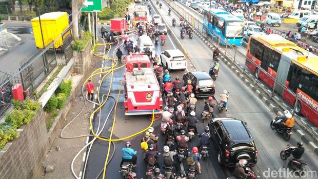 Petugas berupaya memadamkan api di Pasar Senen