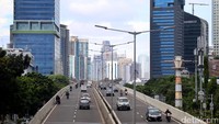 JLNT Casablanca membelah kawasan segitiga emas yang dipenuhi gedung bertingkat. Angin kencang kerap menerpa jalan ini.