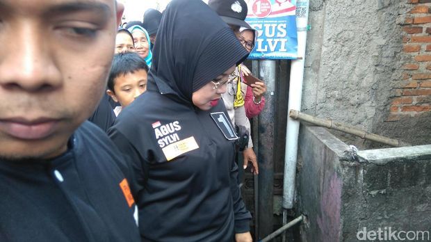 Sylviana Murni lihat saluran di Kramat Pela / 