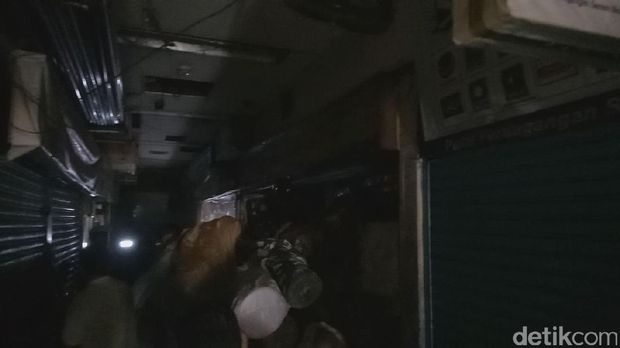 Pedagang menembus pekatnya asap.