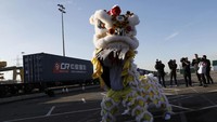 Momen kedatangan kereta juga dimeriahkan dengan atraksi barongsai yang khas. REUTERS/Stefan Wermuth.