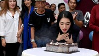 Ia merayakan ulang tahunnya ke-30 di lokasi syuting. Pool/Noel/detikFoto.