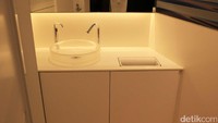 Interior di dalam toilet pria yang cukup bersih dan nyaman, lengkap dengan washtafel dan tempat sampah serta kaca besar. Suasananya pun begitu temaram dan nyaman (Randy/detikTravel)